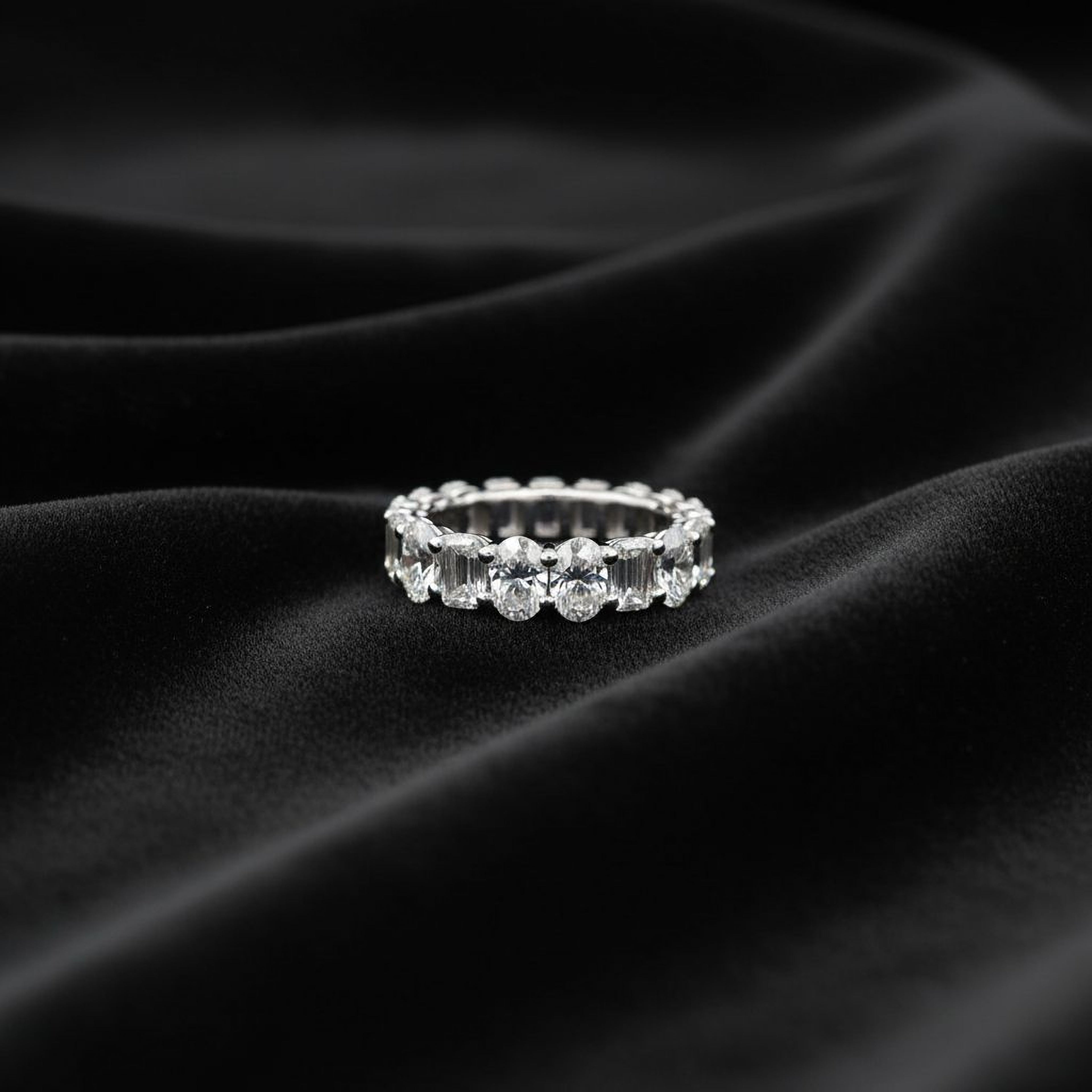 30pts Half Oval x Half Emerald Wedding Band