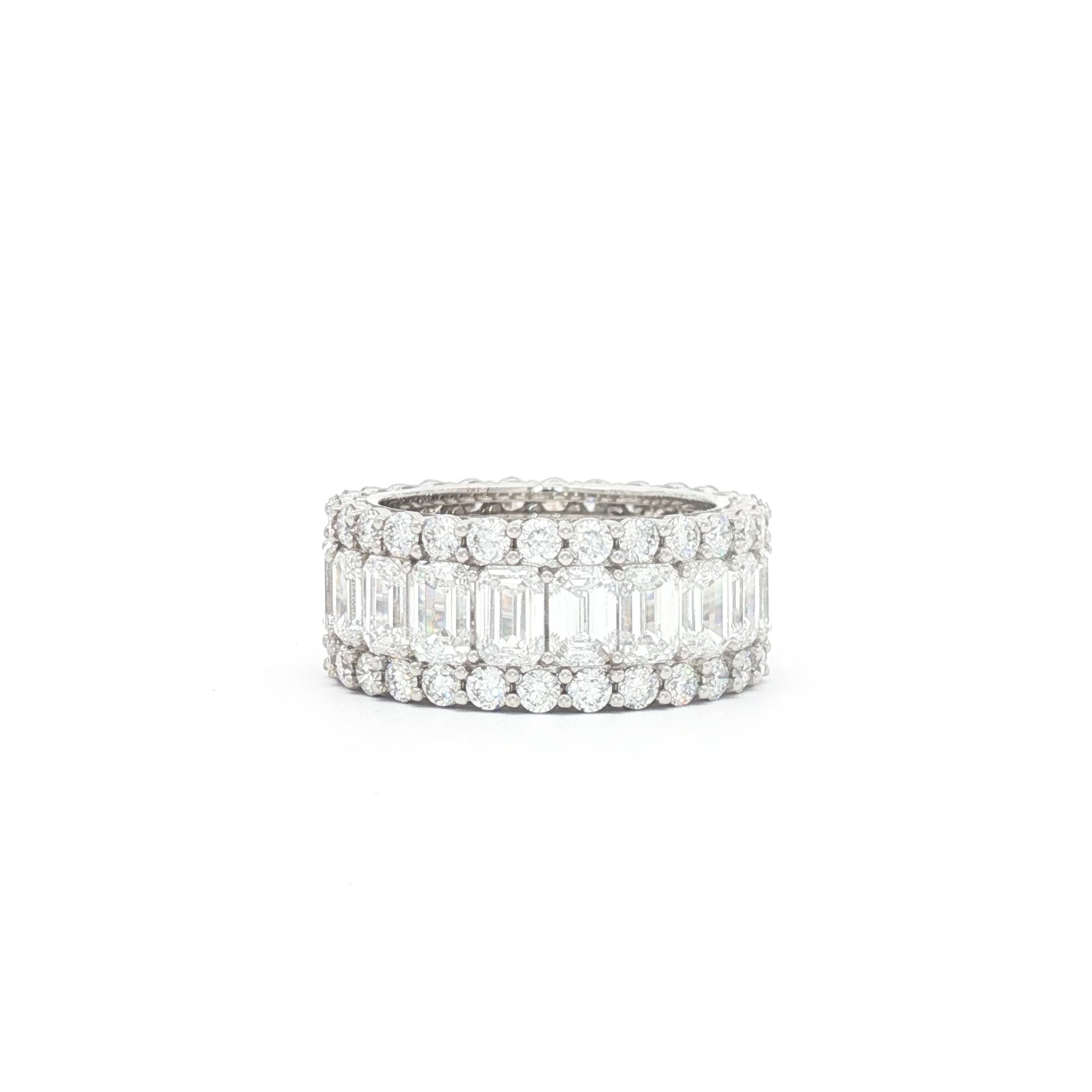 Round x Emerald  Wedding Band