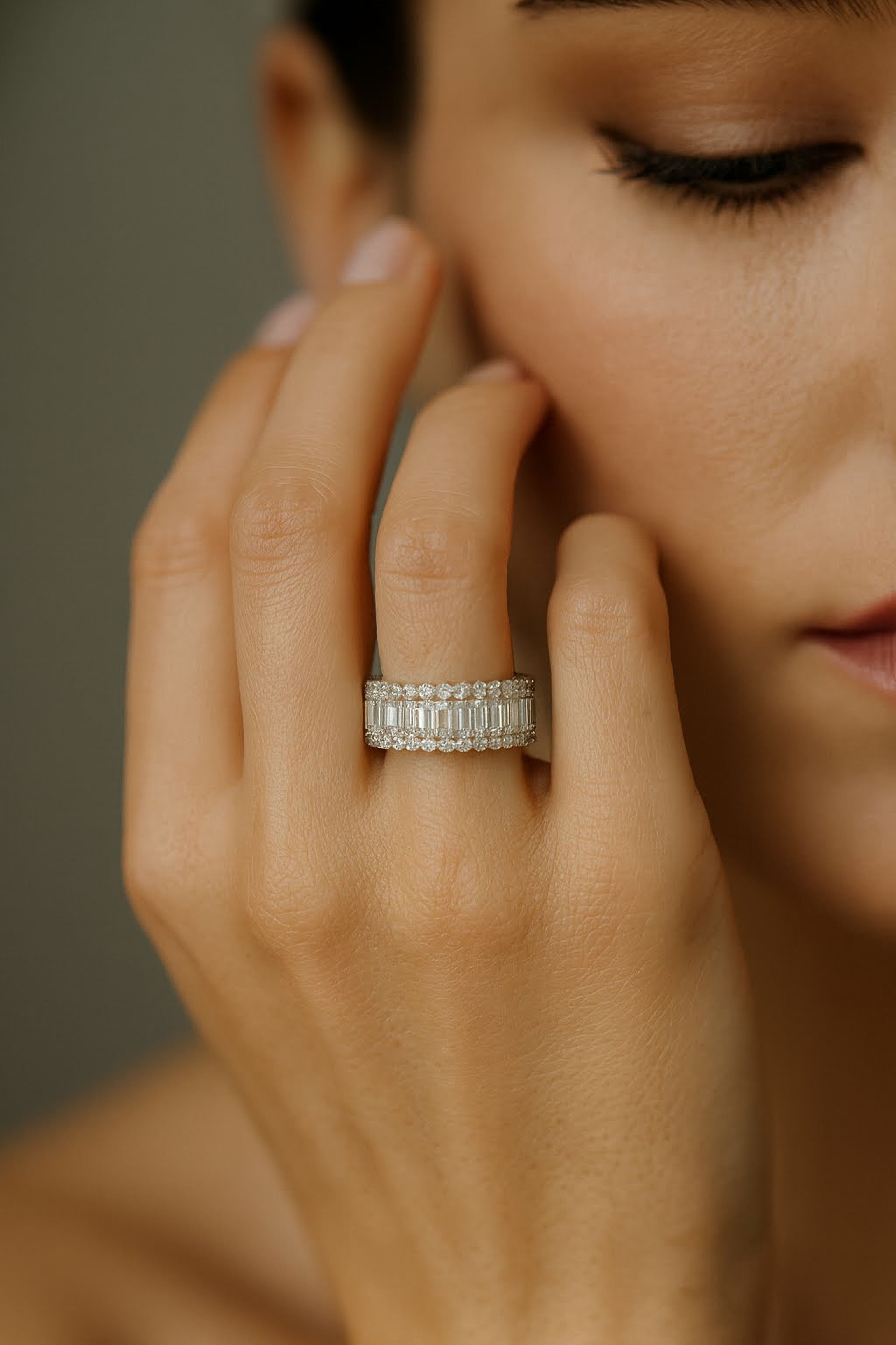 Round x Emerald  Wedding Band