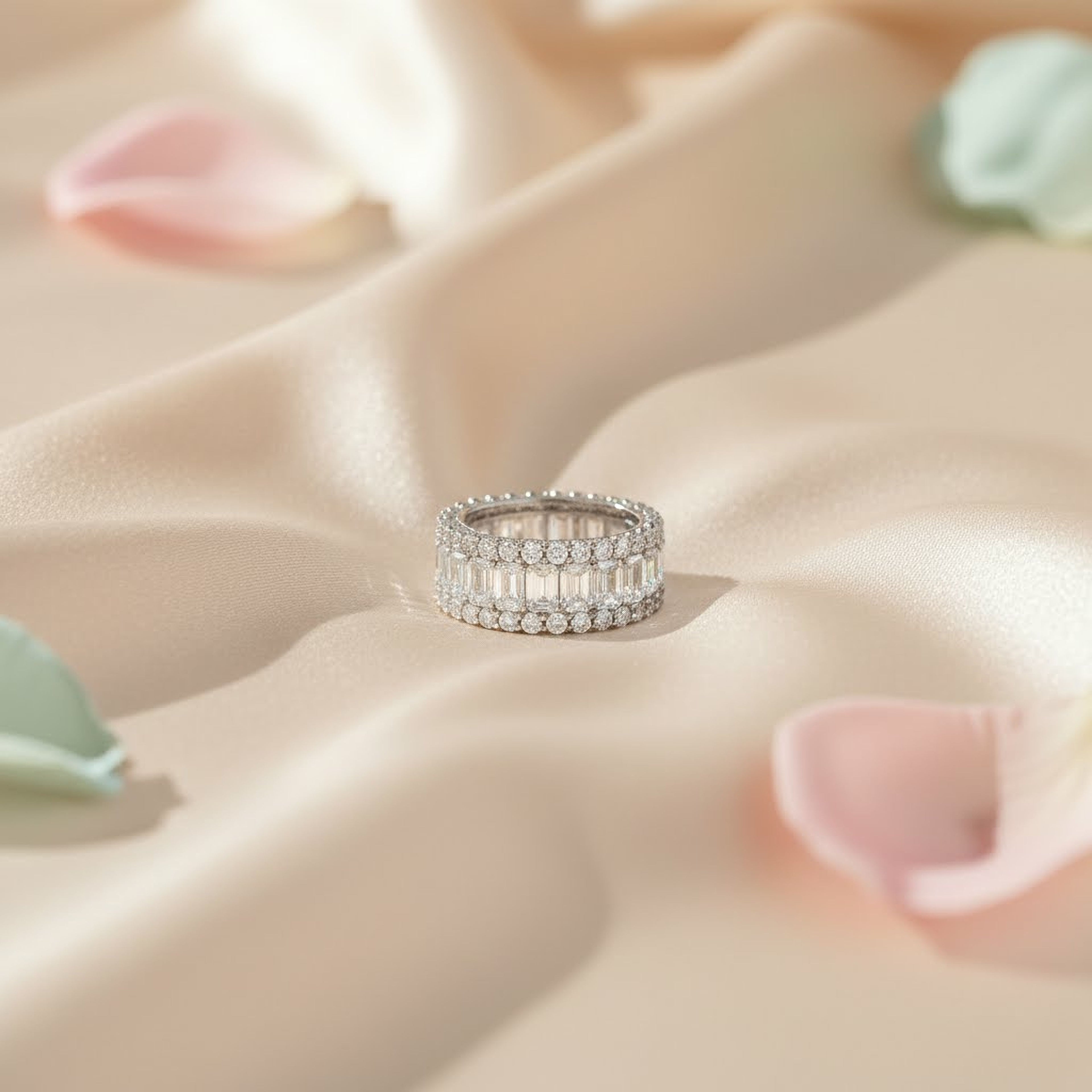 Round x Emerald  Wedding Band